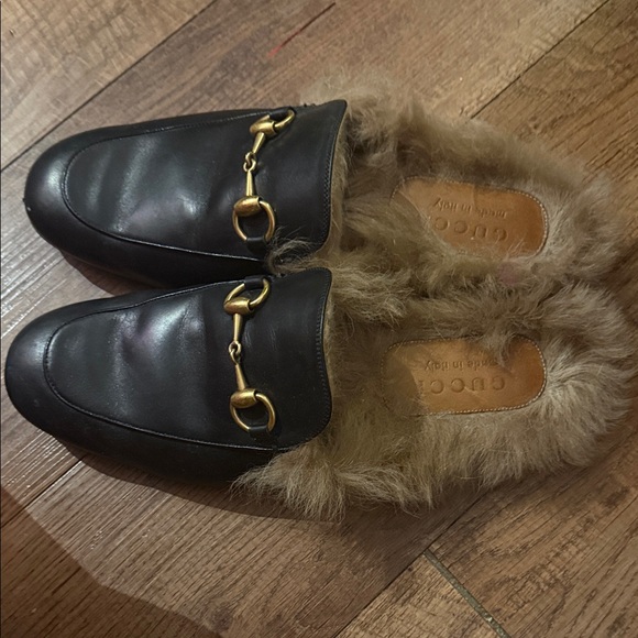 Gucci Black Leather Mules with Fur and Gold Accents - Picture 2 of 7